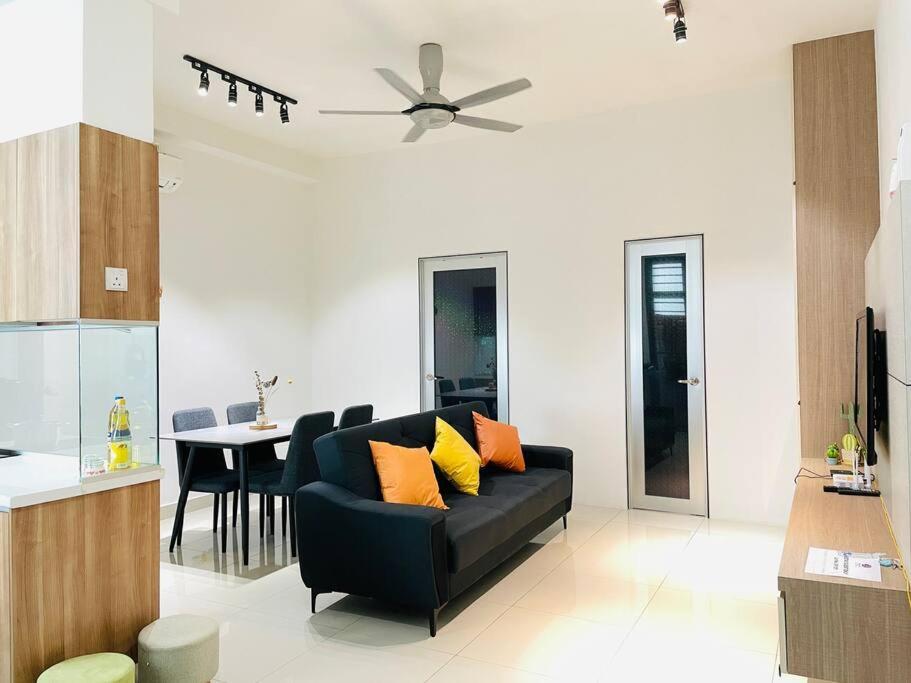 Palazio Mount Austin 2Br Studio Pool View With Tv Box-3 Plus 1 Pax C2-07 Johor Bahru Exterior photo