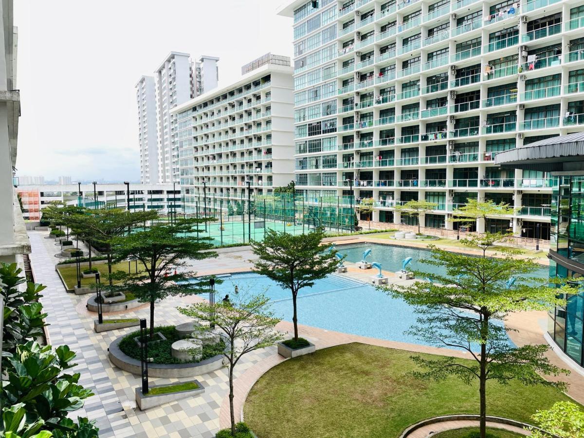 Palazio Mount Austin 2Br Studio Pool View With Tv Box-3 Plus 1 Pax C2-07 Johor Bahru Exterior photo