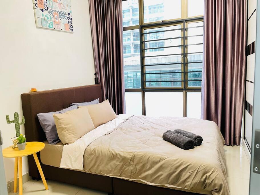 Palazio Mount Austin 2Br Studio Pool View With Tv Box-3 Plus 1 Pax C2-07 Johor Bahru Exterior photo