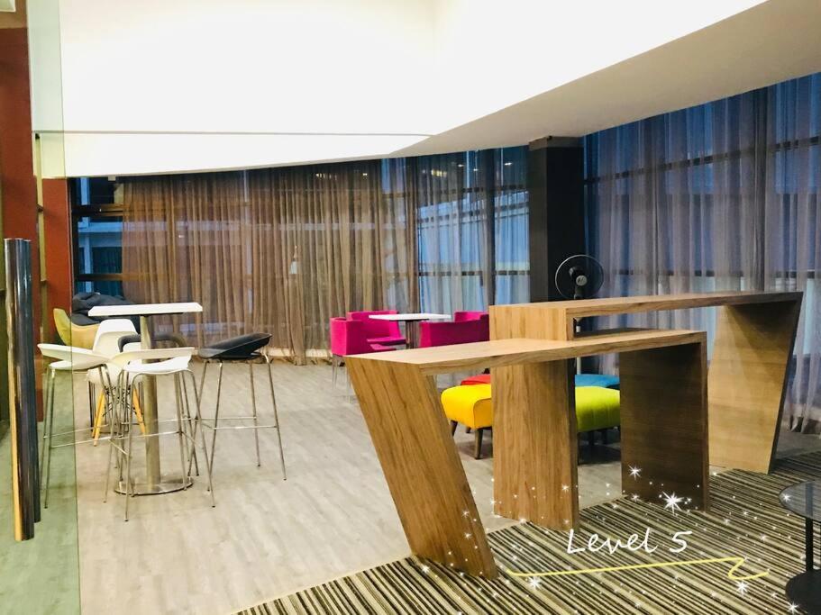 Palazio Mount Austin 2Br Studio Pool View With Tv Box-3 Plus 1 Pax C2-07 Johor Bahru Exterior photo